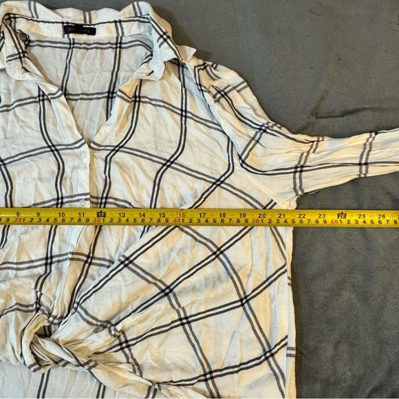 Dynamite White and Black Long Sleeve Tie Front Button Down Shirt
#1108 - Picture 2 of 6